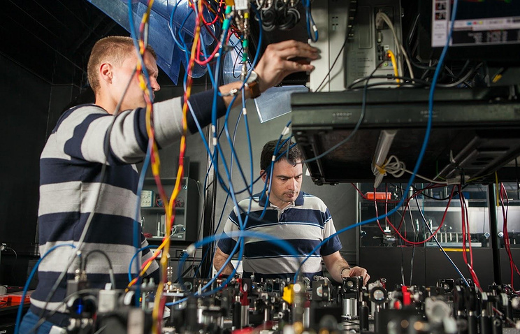 Alexander Lvovsky and Alexander Ulanov in the Laboratory of Quantum Optics in RQC 